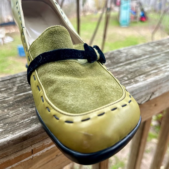 Fantastic lime green Fluevogs! Heart heels, mules, loafer style w/ black bow - Picture 5 of 11